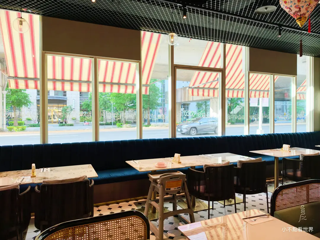 新北林口爵怡溫德姆酒店富品軒港式自助餐廳 精緻的用餐座位區,舒適的沙發座椅與質感燈飾營造出放鬆的用餐氛圍。