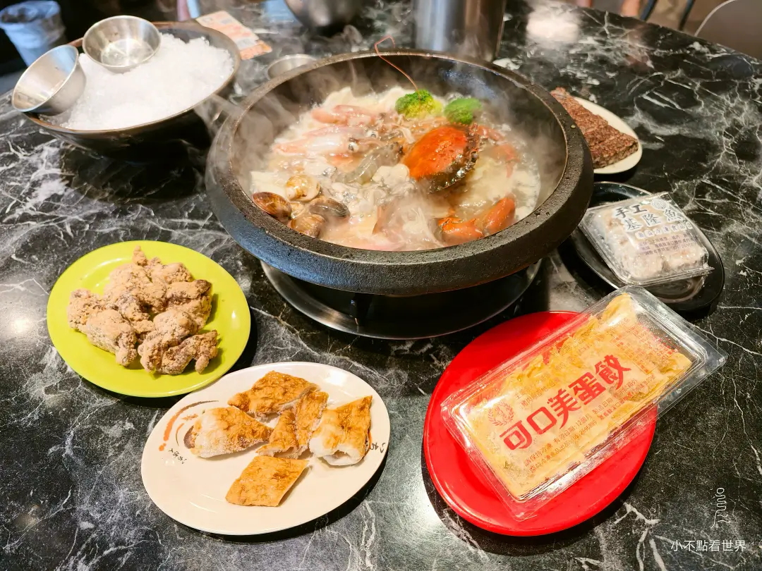 金山大碗石頭火鍋餐桌 金山大碗螃蟹海鮮火鍋及多樣熟食小菜餐桌