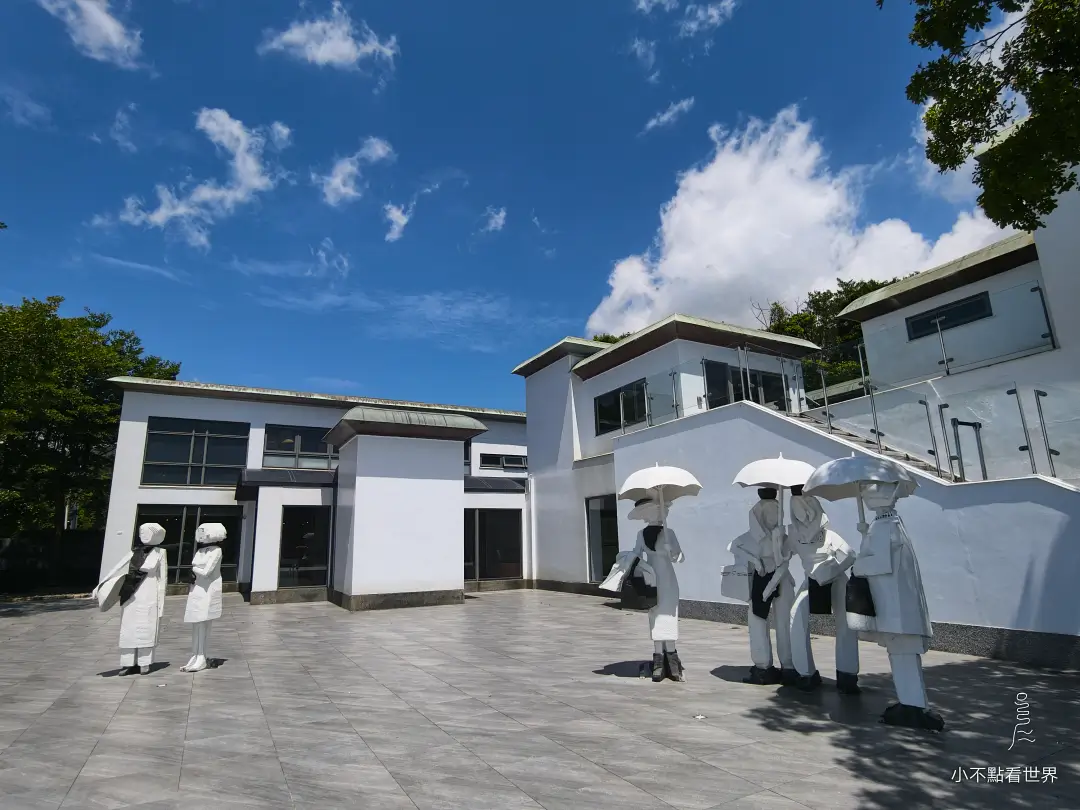 朱銘美術館人間系列撐傘雕塑 朱銘美術館白色廣場上的人間系列撐傘雕塑