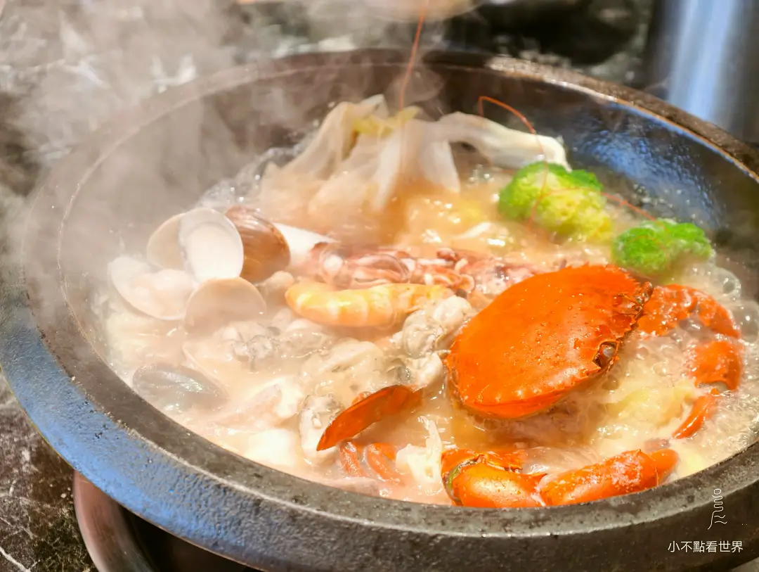 螃蟹鮮蝦海鮮火鍋特寫 熱氣騰騰的螃蟹鮮蝦蛤蜊及蔬菜海鮮火鍋特寫