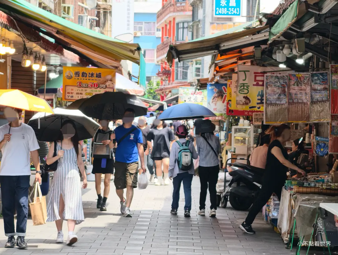 夏日金山老街 夏日午後遊客撐傘逛金山老街及沿街小吃店家