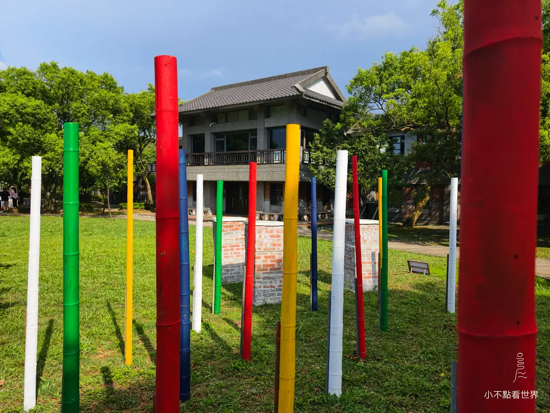 三芝爐火純青藝術作品 三芝遊客中心爐火純青作品的彩色竹子紅磚及草地裝置