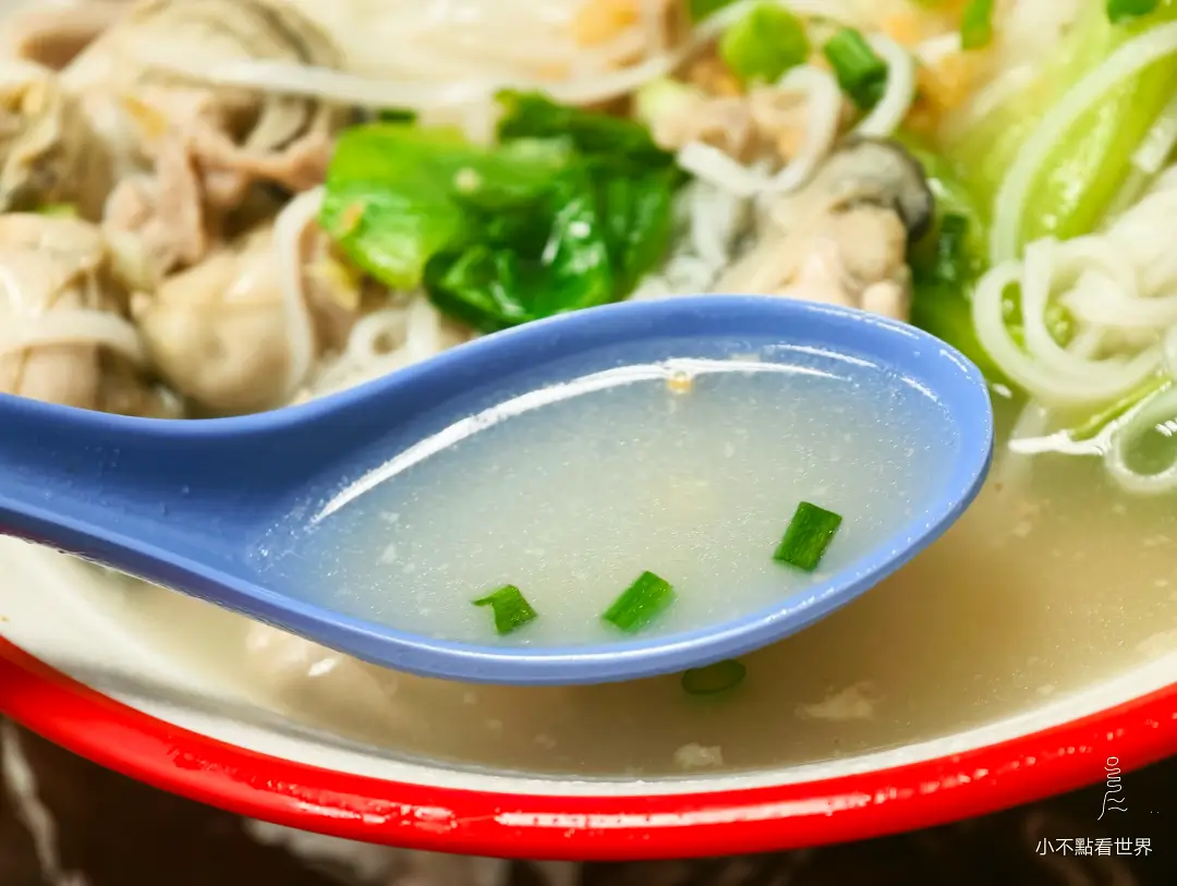 店家張貼「經濟不明朗為回饋顧客本店各種食物決不加價」的紅紙公告 店家張貼「經濟不明朗為回饋顧客本店各種食物決不加價」的紅紙公告
