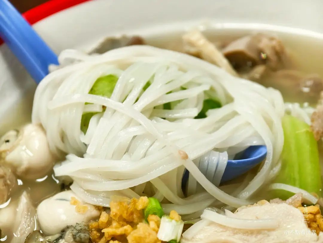 撒滿提味炸蒜酥的蠔仔豬雜麵豐富配料 撒滿提味炸蒜酥的蠔仔豬雜麵豐富配料