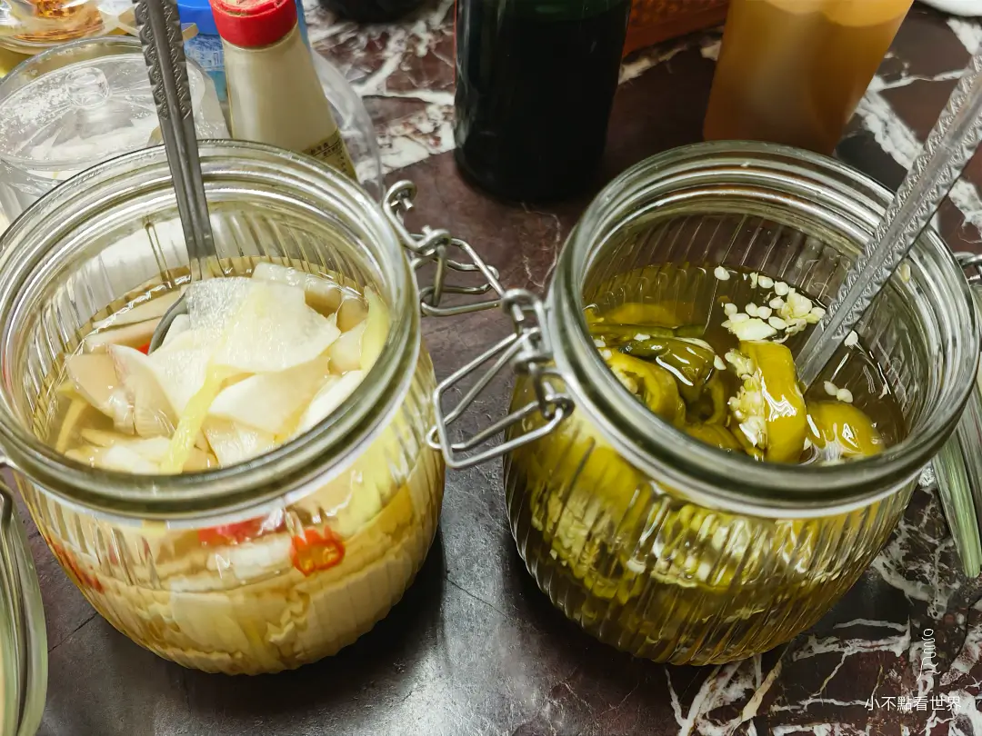 乾拌粉麵搭配特製濃郁醬料與醃製青辣椒 乾拌粉麵搭配特製濃郁醬料與醃製青辣椒