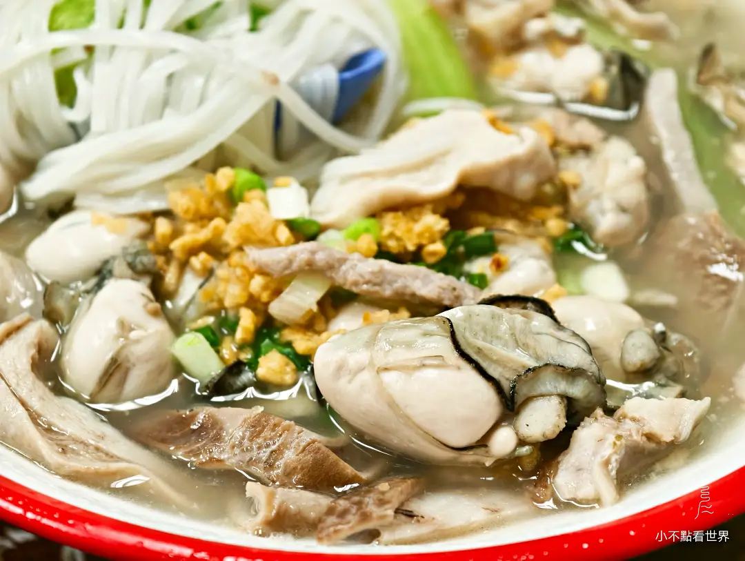 近拍麵中口感紮實香Q的牛筋與大塊帶骨豬排 近拍麵中口感紮實香Q的牛筋與大塊帶骨豬排