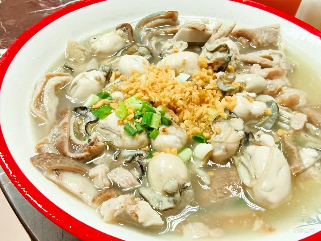 鋪滿肥美鮮蚵、豬雜並撒上炸蒜酥的湯麵 鋪滿肥美鮮蚵、豬雜並撒上炸蒜酥的湯麵