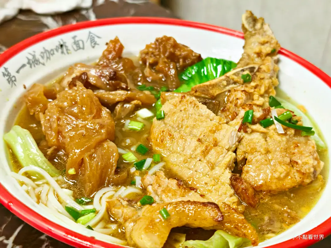 藍色湯匙舀起大顆飽滿的鮮蚵與醃辣椒圈 藍色湯匙舀起大顆飽滿的鮮蚵與醃辣椒圈